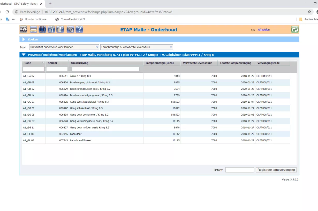 Manutenção eficientemente programada com base em informação relativa ao tempo de utilização da lâmpada e duração da bateria.