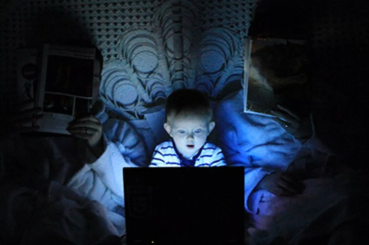 smartphones en tablets in bed verstoren de nachtrust (Photo by Ludovic Toinel on Unsplash).