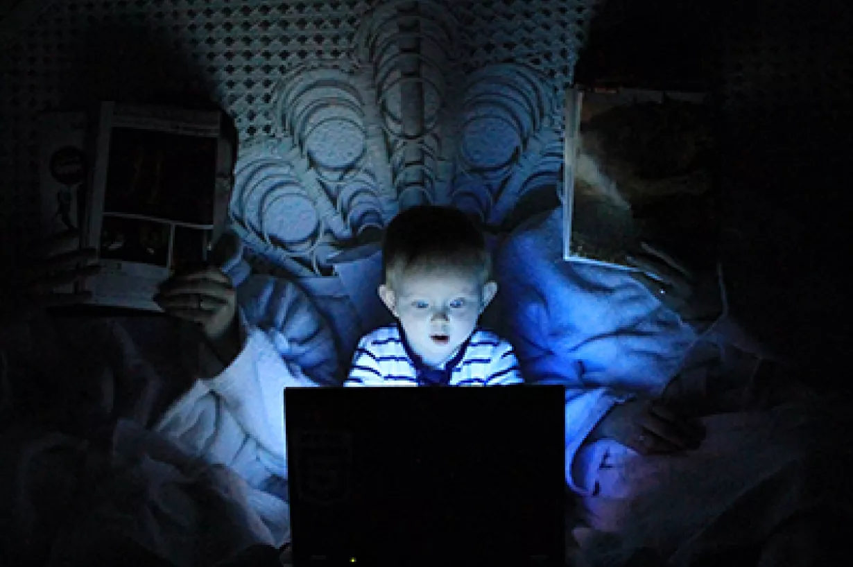 smartphones en tablets in bed verstoren de nachtrust (Photo by Ludovic Toinel on Unsplash). smartphones en tablets in bed verstoren de nachtrust (Photo by Ludovic Toinel on Unsplash).