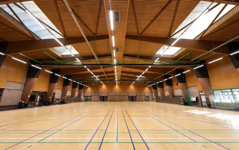 LED-verlichting in sporthal Ivo Van Damme zorgt voor optimale zichtbaarheid