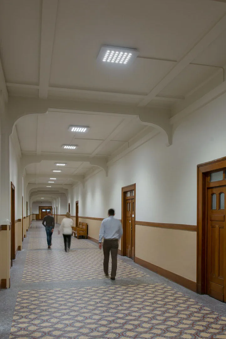 Beautiful architectural elements in the halls of the Lille town hall are particularly well suited to the bright R7 lighting.