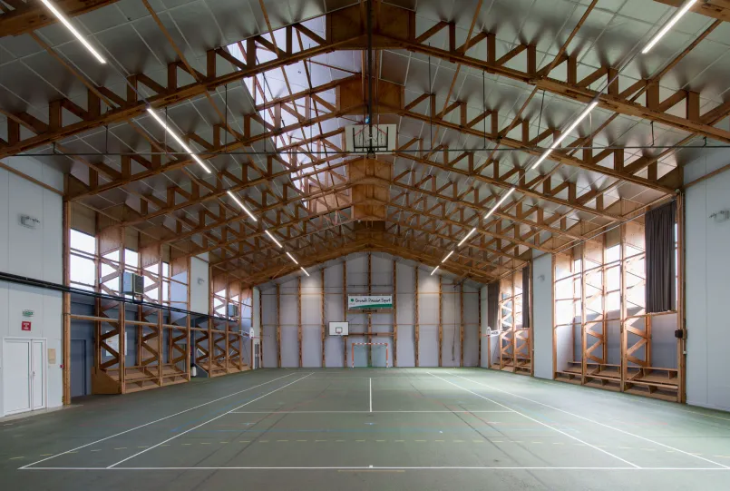 Verlichtingsoplossing in de sporthal Bois Raguenet in Orvault, waar ledarmaturen op 7 meter hoogte zorgen voor voldoende verlichting van de sportfaciliteiten.