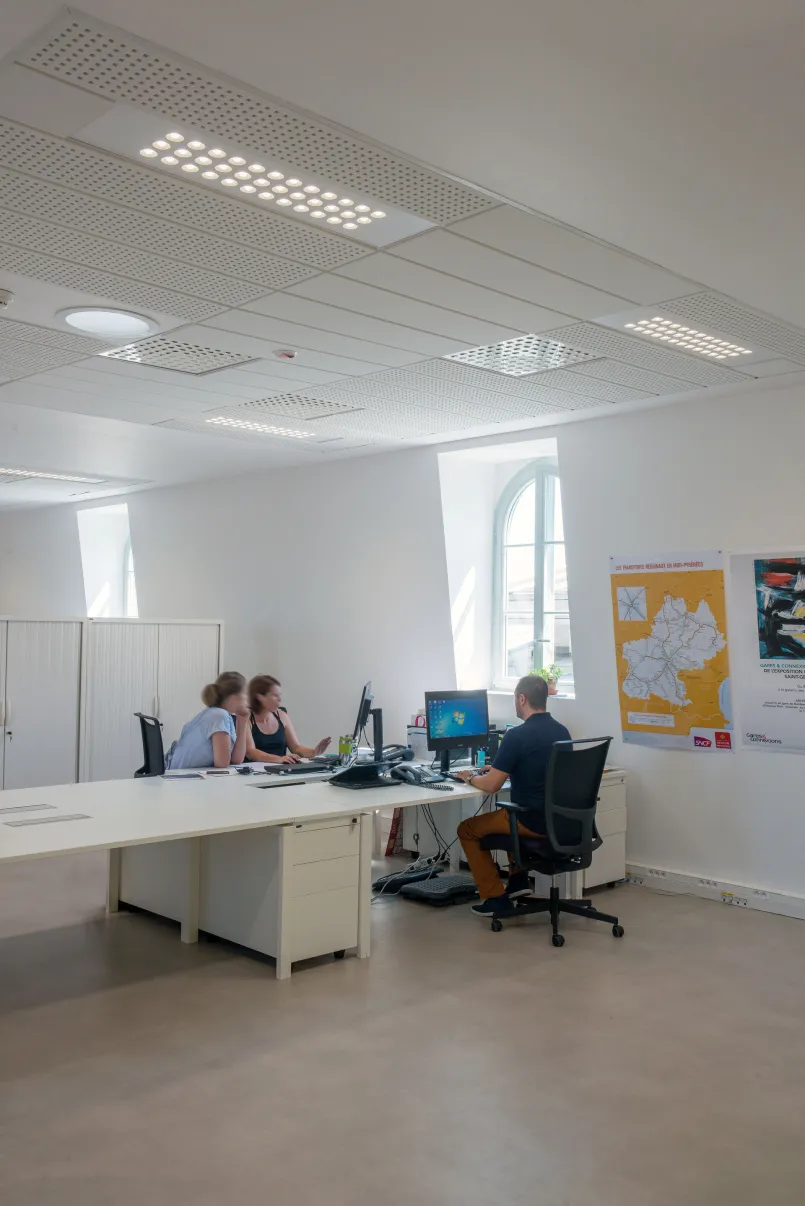 Toulouse station interior lit with ETAP luminaires, highlighting efficient and comfortable LED+LENSTM technology in the meeting rooms.