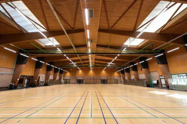 LED-verlichting in sporthal Ivo Van Damme zorgt voor optimale zichtbaarheid