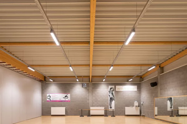 Das Sportzentrum De Zoest in Zoersel verfügt über ein neues und verbessertes Beleuchtungssystem, das Athleten die bestmöglichen Bedingungen zum Trainieren und Wettkämpfen bietet