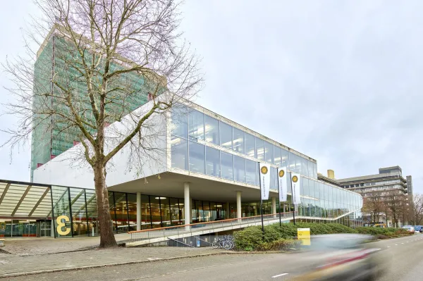 In de collegezaal 'Megaron' worden architecturale verlichtingslijnen toegepast.