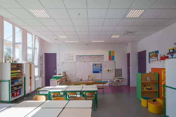 Asymmetrical light distribution of U7 luminaires in the classroom, directed towards the blackboard for bright and clear illumination.