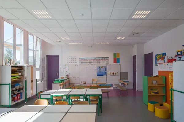 Asymmetrische lichtverdeling van U7-armaturen in de klas, gericht op het schoolbord voor heldere en duidelijke verlichting.