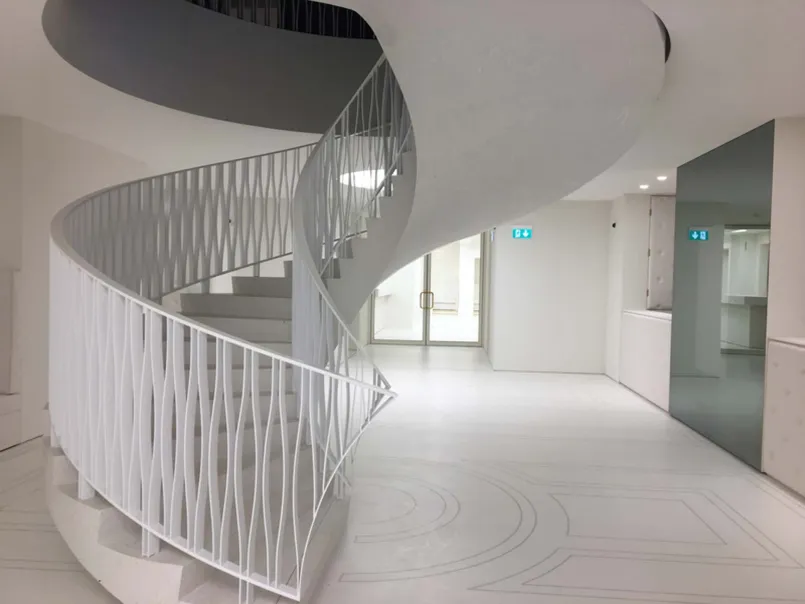 •	Veiligheidssignalisatie: De verlichte pictogrammen die onder andere de weg naar de nooduitgang aanduiden