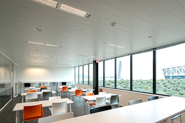 Onlangs maakte ArcelorMittal Belgium de overstap naar circulaire verlichting (en noodverlichting) voor hun nieuwe kantoren in Gent